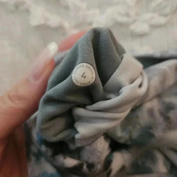 Lululemon Align 6in Biker Shorts in Kaleidofloral Multi Size 4 - Picture 4 of 7